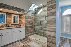 Hair dryer, towels - Luxurious Waterfront Home w/ Private Pier & Views! (Georgetown)