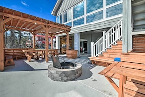 Outdoor dining - Luxurious Waterfront Home w/ Private Pier & Views! (Georgetown)