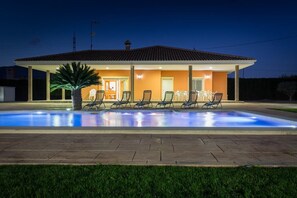 Unclassified image, 4 of 29, button