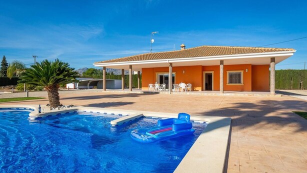 A swimming pool with a house in the background. - Fidalsa Dom Perignon (Crevillente)