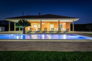 A swimming pool with lounge chairs and a covered patio area. - Fidalsa Dom Perignon (Crevillente)