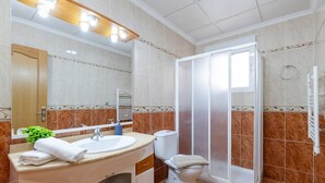 A bathroom with a sink, mirror, toilet, and shower. - Fidalsa Dom Perignon (Crevillente)