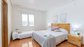 3 bedrooms, iron/ironing board, WiFi, bed sheets