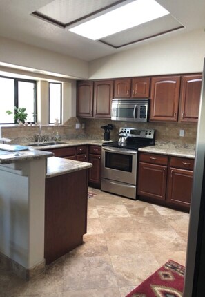 Frigorifero, microonde, forno, piano cottura