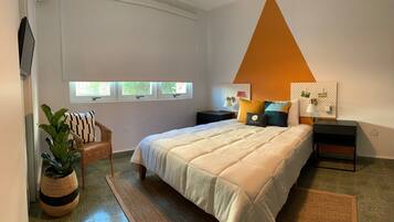 Private Double Room with extra twin beds (Barrio Obrero) | ์นจ๋ ์ํธ