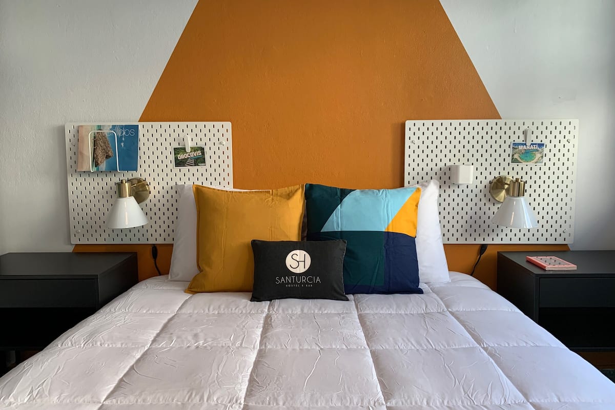 Private Double Room with extra twin beds (Gandúl) | Ropa de cama