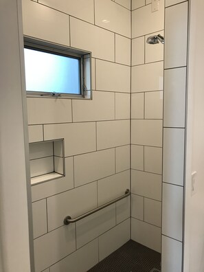 Doccia, asciugacapelli, asciugamani, sapone