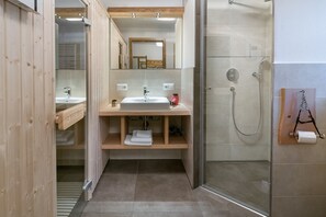 Badewanne, Haartrockner, Handtücher