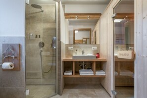 Badewanne, Haartrockner, Handtücher