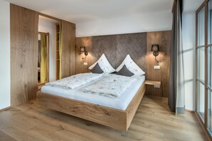 2 bedrooms, iron/ironing board, internet, bed sheets