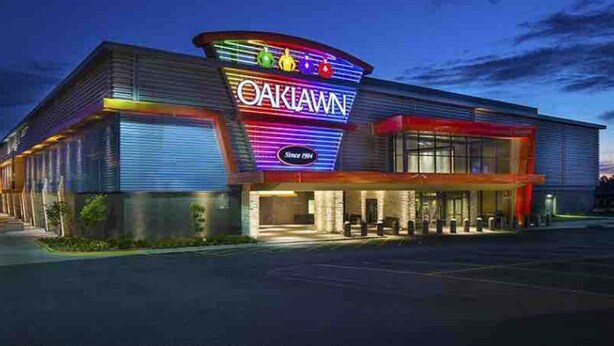 Un bâtiment moderne avec une enseigne bien visible portant les inscriptions « OAKLAWN » et « Depuis 1994 ».