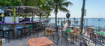 Ny lista med utsikt över stranden och bukten Uppvärmd pool Hiss Perfekt läge Modernt hem