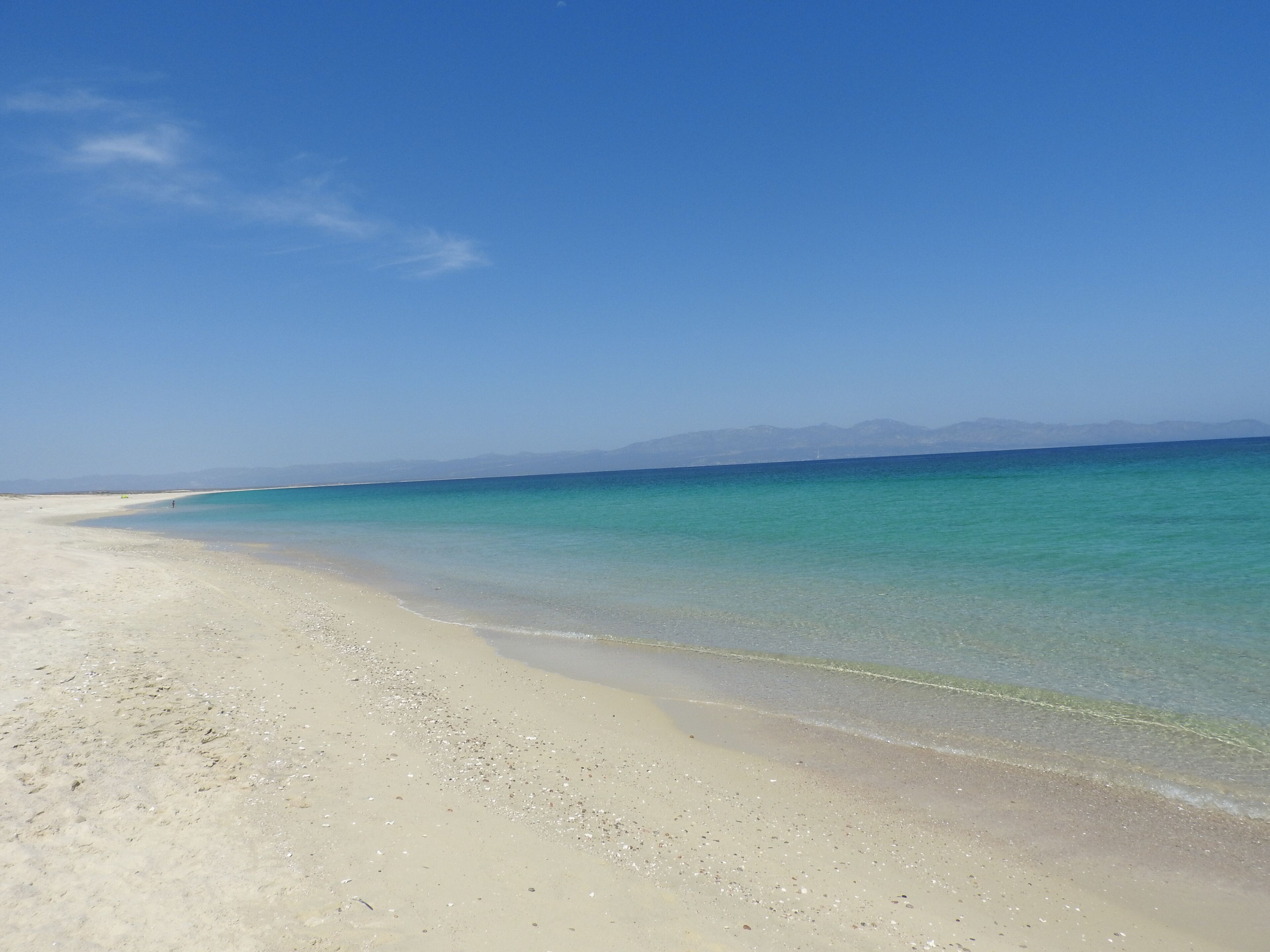 在海灘附近、躺椅、沙灘巾