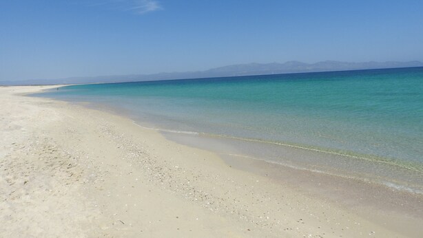 A beach with clear turquoise water and a sandy shore. - House 255 Torres Cantera (La Paz)