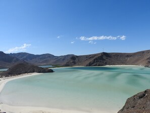In Strandnähe, Liegestühle, Strandtücher