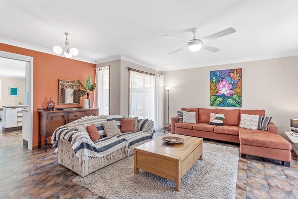 Smart-tv, dvd-spelare och böcker