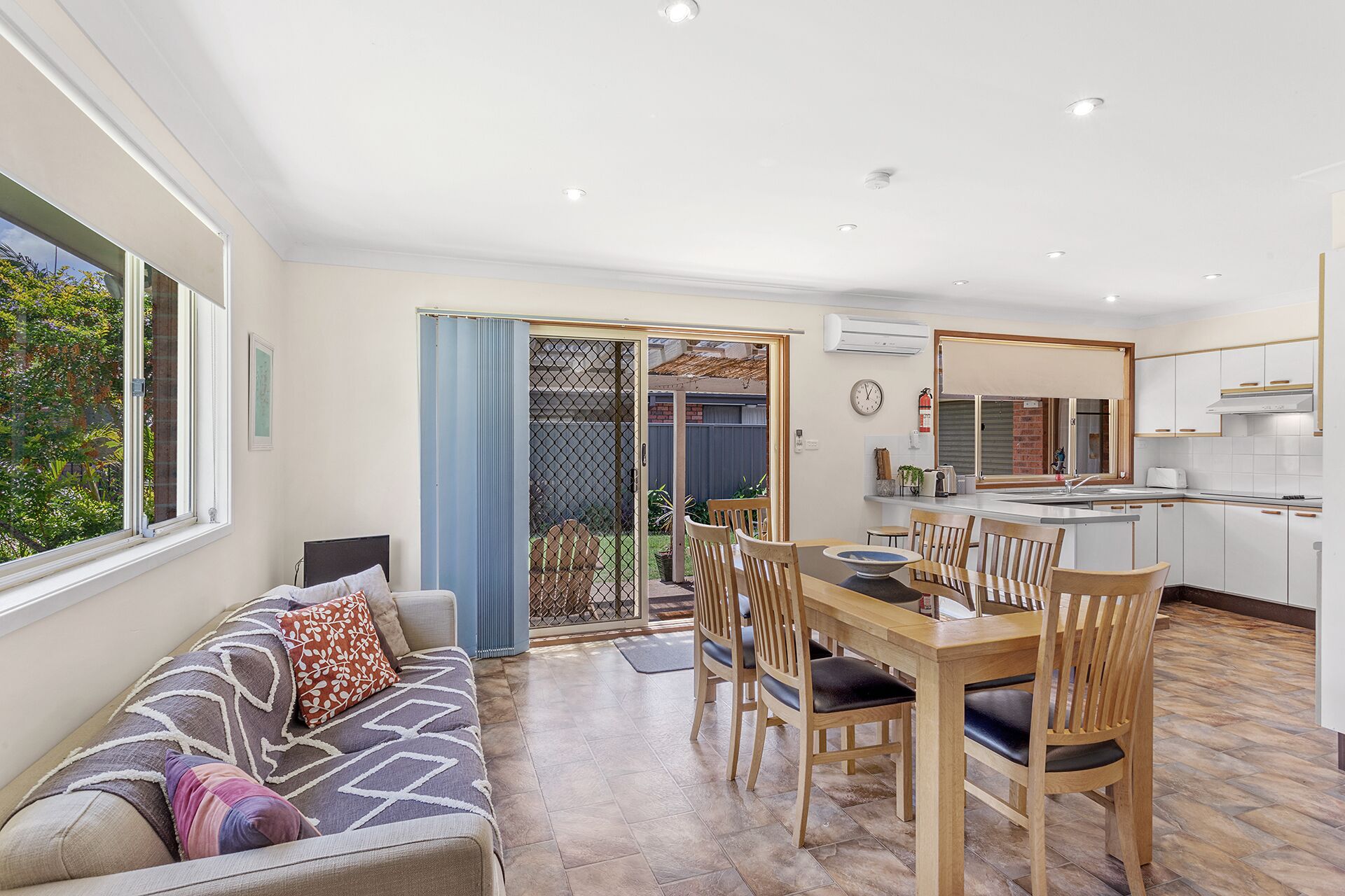 Smart-TV, DVD-spiller og bøker