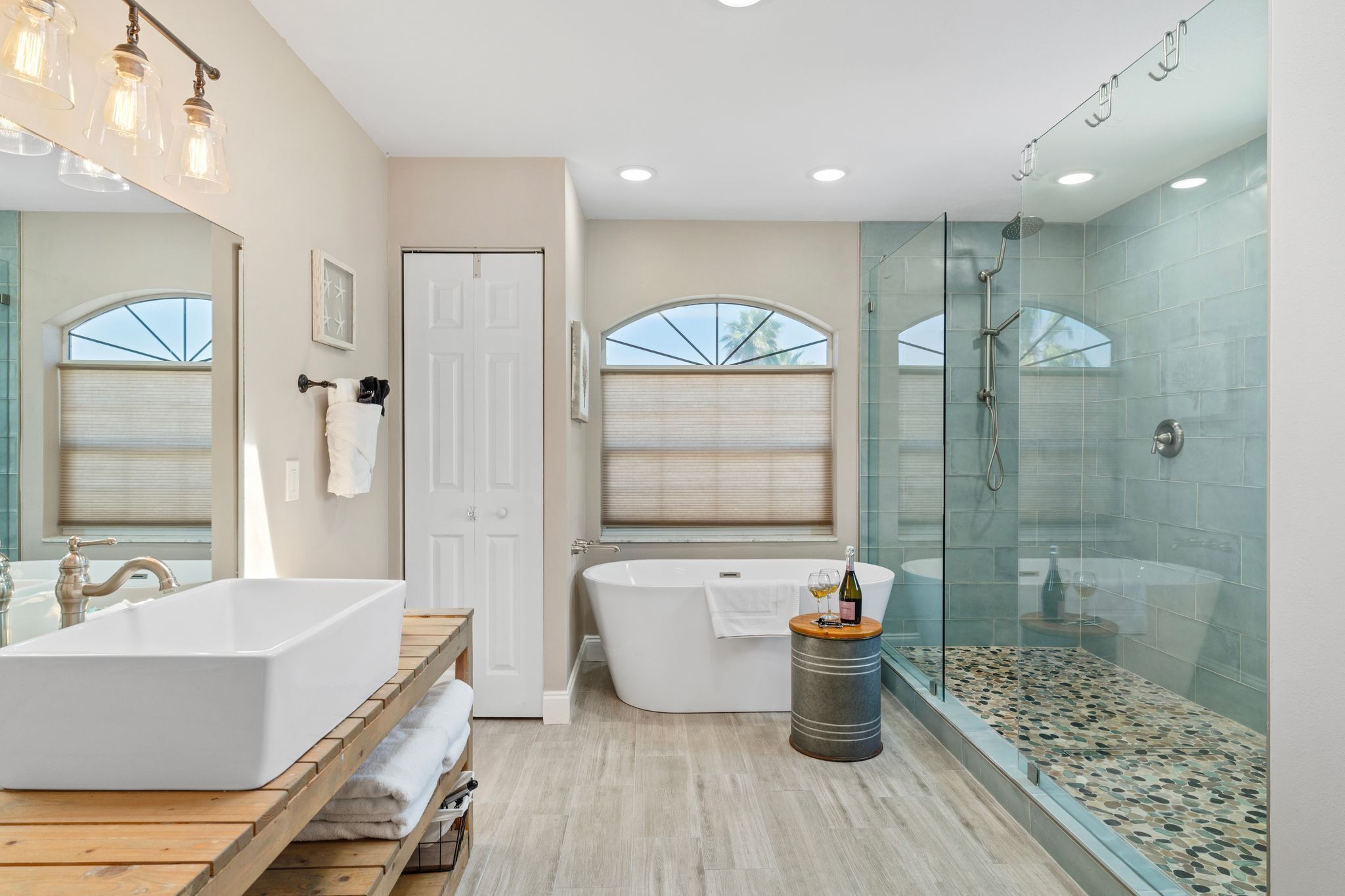 Combined shower/bathtub, hair dryer, towels