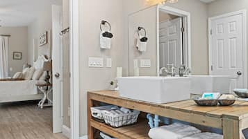 6 chambres, fer et planche à repasser, lit parapluie, Wi-Fi gratuit