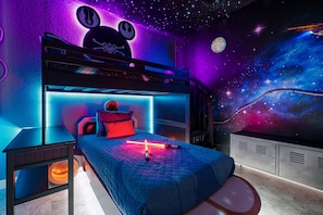 3 chambres, bureau, fer et planche à repasser, lit de bébé portatif