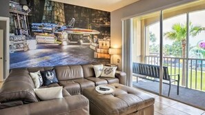 Smart TV, video games, DVD player, table tennis - WINDSOR HILLS STAR WARS poolside condo FREE Parking Pool Water park  2 mi to WDW (Kissimmee)