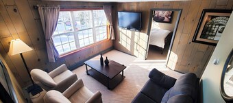 Cozy & Clean Loft Near Lake Michigan – Ideal for Work & Play!