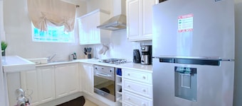 Large 1 Bed + FREE amenities + Close to everything