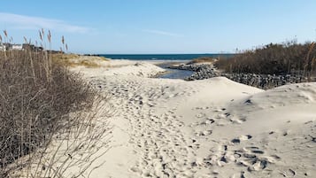 Nær stranden og solsenger
