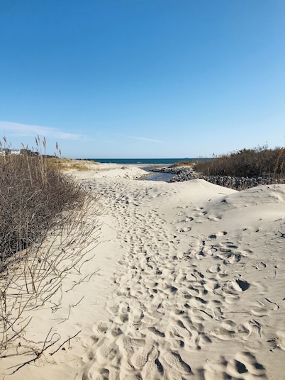 Cozy Beach Log Cabin • Walk to Private Beach • Cabana Bar • Fire Pit • Sleeps 6