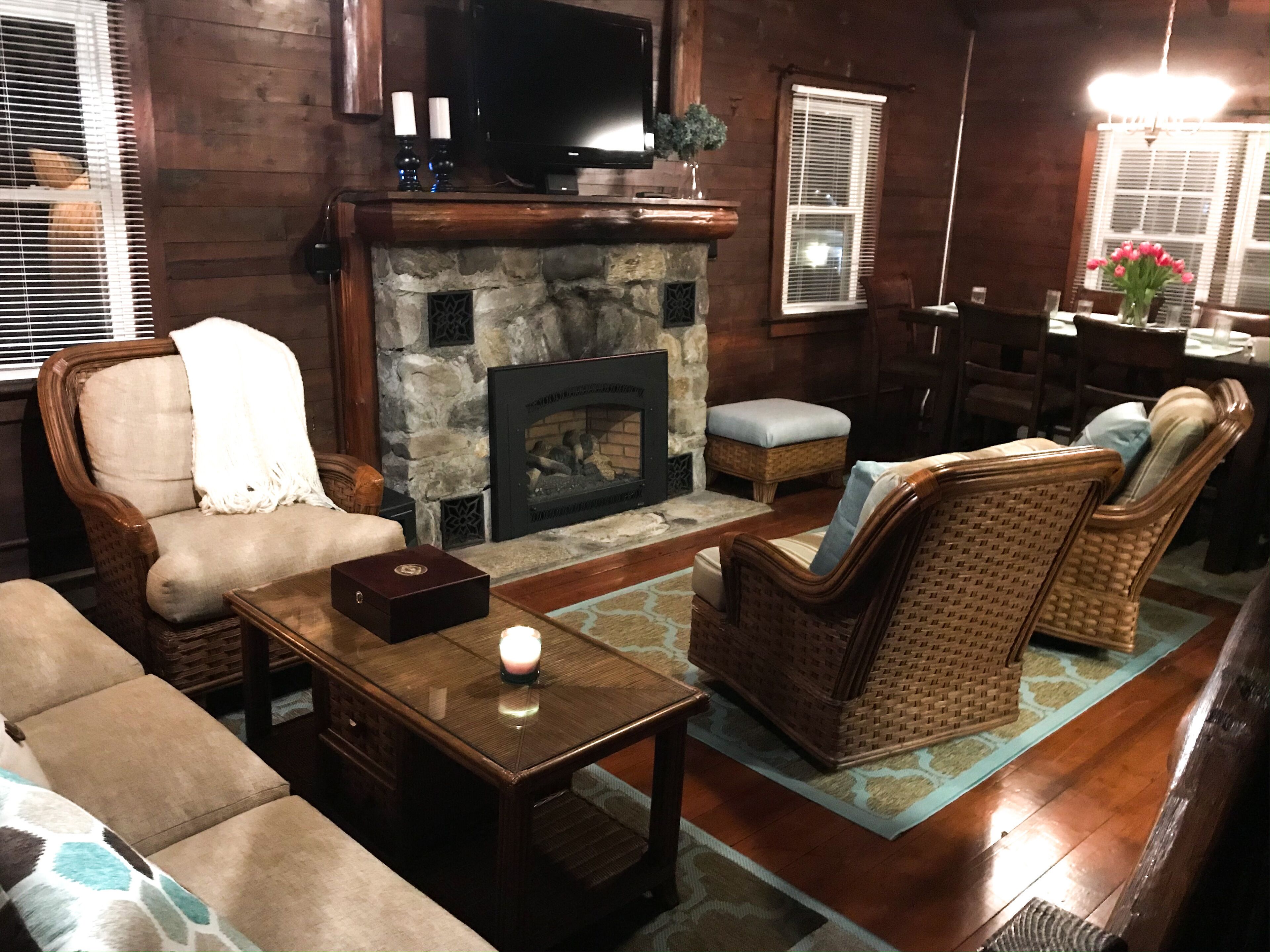 Smart TV, chimenea, libros