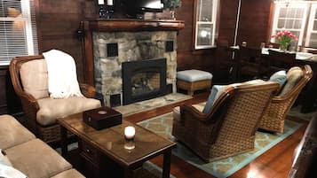 Älytelevisio, takka, kirjoja