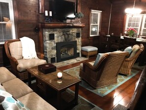 Smart-TV, Kamin, Bücher