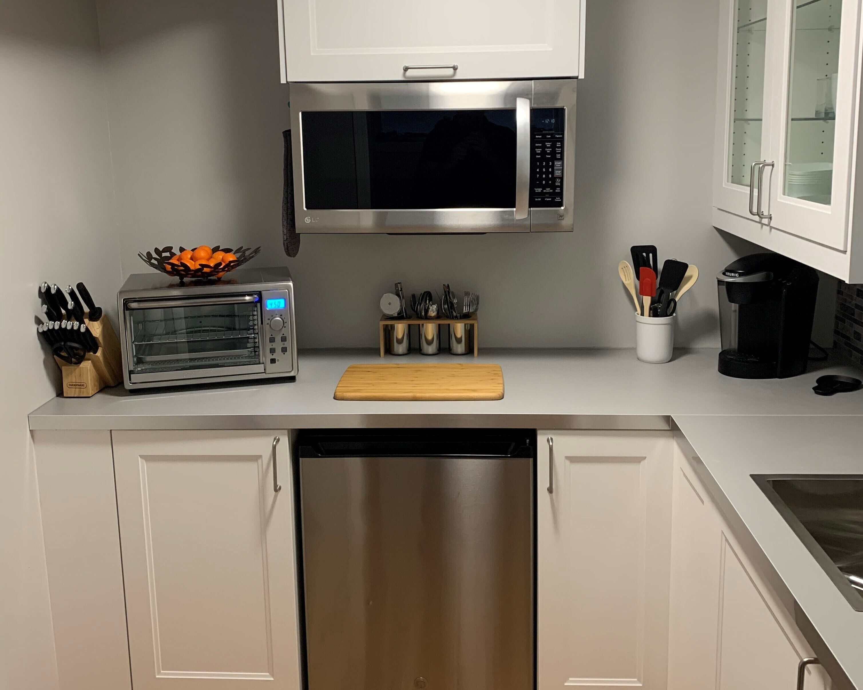 Réfrigérateur, four à micro-ondes, un four, surface de cuisson