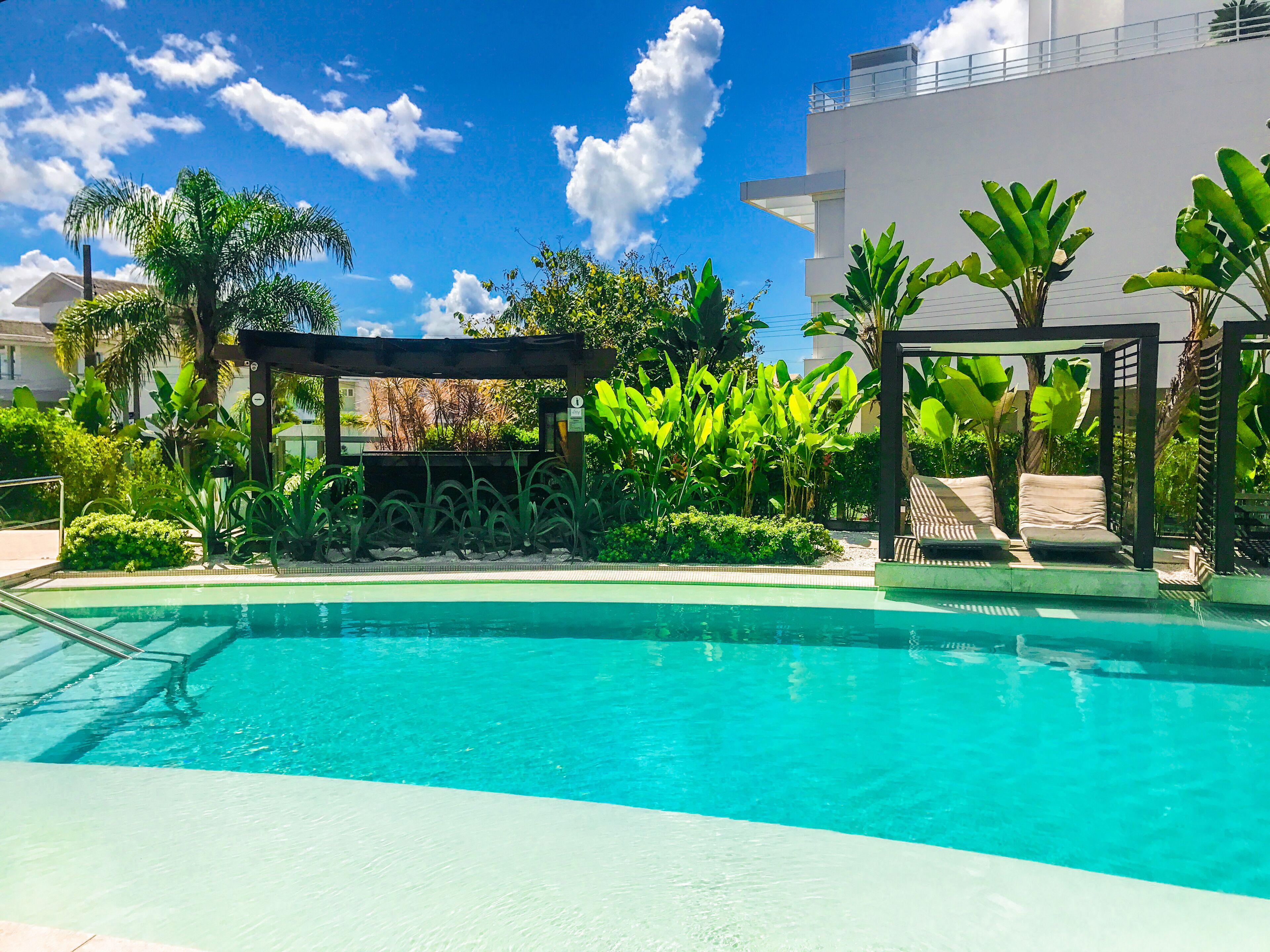 Een buitenzwembad en een verwarmd zwembad