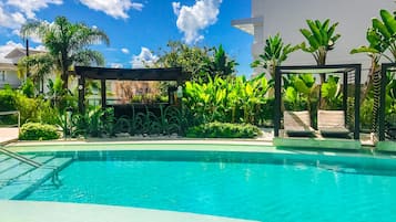 Una piscina al aire libre, una piscina climatizada