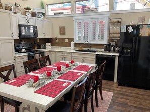 Dining - ⭐️Down Town in the Heart of Cripple Creek, HOT TUB! Family Fun @ BishopsCabin! (Cripple Creek)