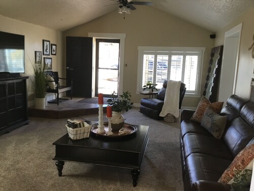 ⭐️Down Town in the Heart of Cripple Creek, HOT TUB! Family Fun @ BishopsCabin!