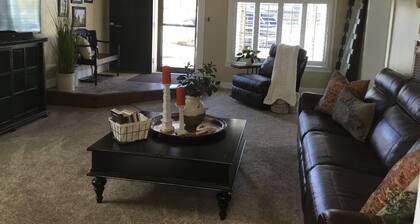 ⭐️Down Town in the Heart of Cripple Creek, HOT TUB! Family Fun @ BishopsCabin!