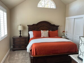 3 bedrooms, iron/ironing board, WiFi, bed sheets - ⭐️Down Town in the Heart of Cripple Creek, HOT TUB! Family Fun @ BishopsCabin! (Cripple Creek)