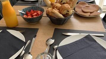 Free daily continental breakfast