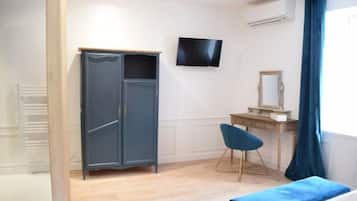 Double Room (Saint-Exupery) | Living area | TV