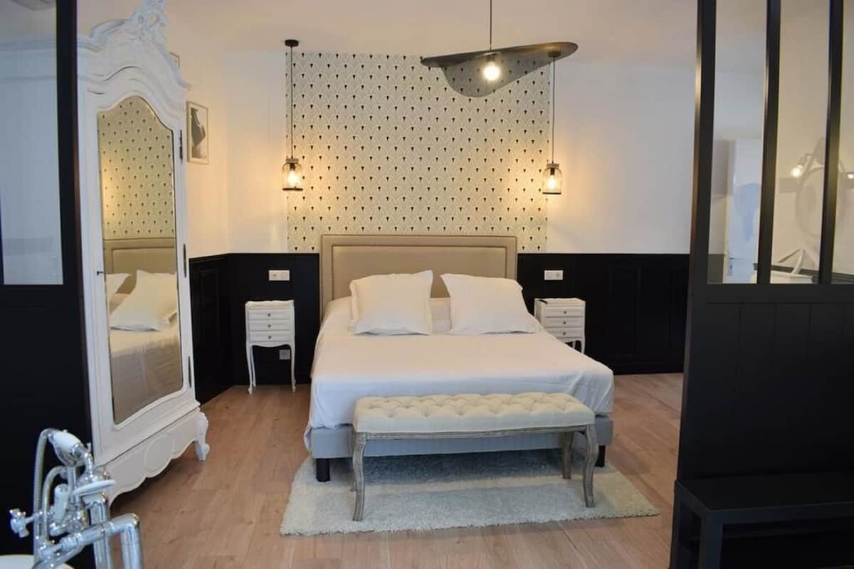 Chambre double (Voltaire) | DĂ©cor unique, ameublement unique, bureau, systĂšme dâinsonorisation