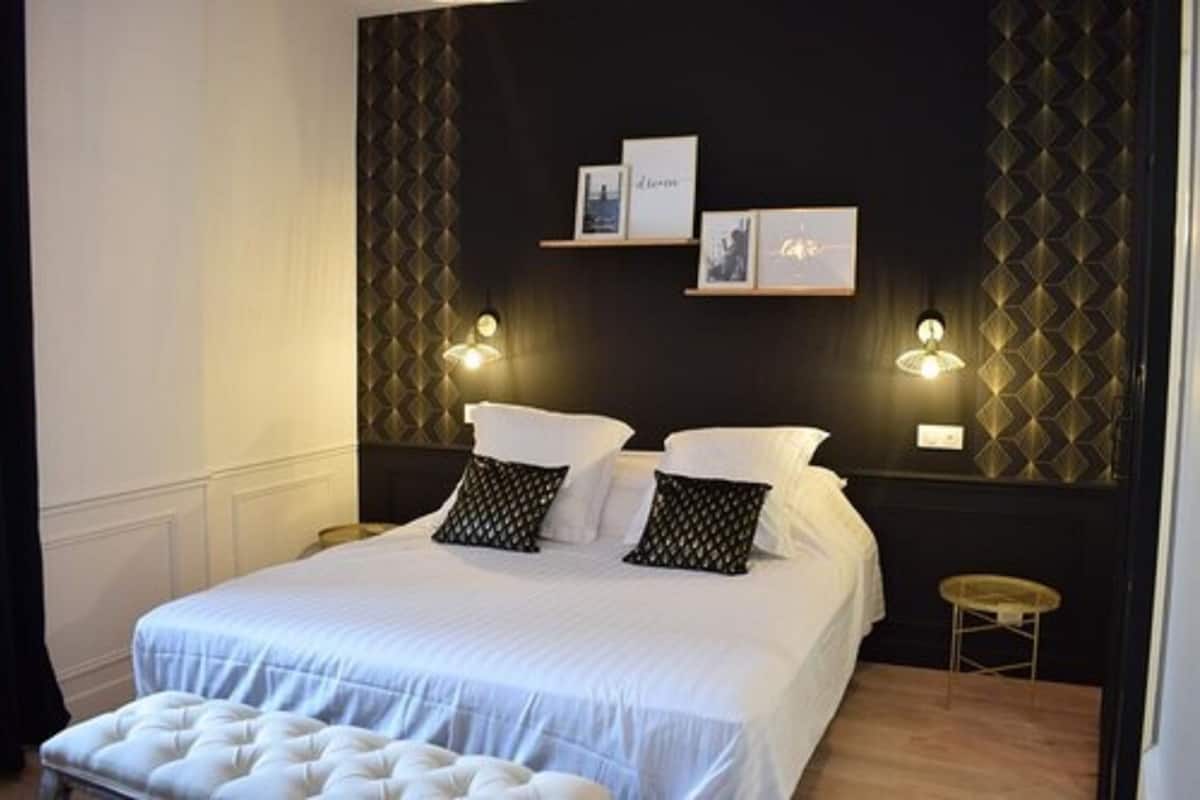 Chambre double (Luther King) | DĂ©cor unique, ameublement unique, bureau, systĂšme dâinsonorisation
