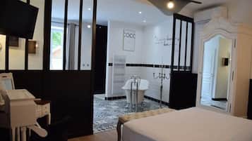 Double Room (Voltaire) | Living area | TV