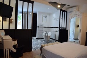 Double Room (Voltaire) | Living area | TV - Le Domaine Des Sources (Saint-Martin-d'Ablois)