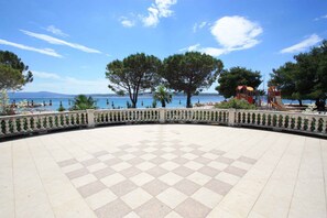 Property grounds - Holiday apartment with balcony and air conditioning (Crikvenica)