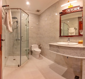 Dusche, kostenlose Toilettenartikel, Haartrockner, Hausschuhe