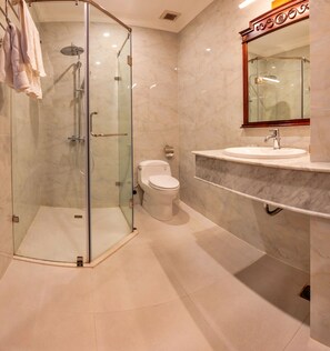 淋浴设施、免费洗浴用品、吹风机、拖鞋