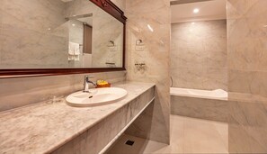 Kamar Double Mewah | Kamar mandi | Shower, perlengkapan mandi gratis, pengering rambut, dan sandal