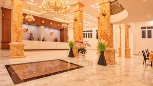 A hotel lobby with marble columns, a reception desk, and a chandelier. - HANZ Premium Mai Vang 2 Hotel Dalat (Xuan Huong - Da Lat)